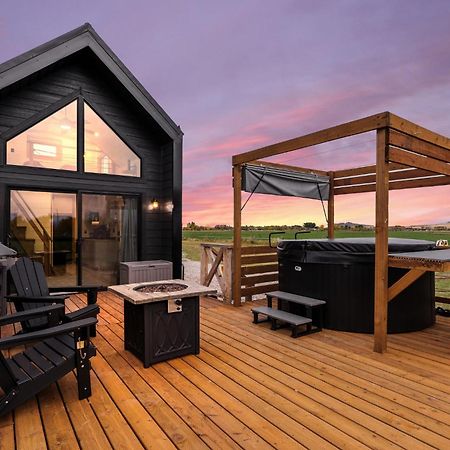 Modern Tiny Cabin, With Hot Tub In Choteau Mt Екстериор снимка