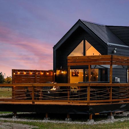 Modern Tiny Cabin, With Hot Tub In Choteau Mt Екстериор снимка