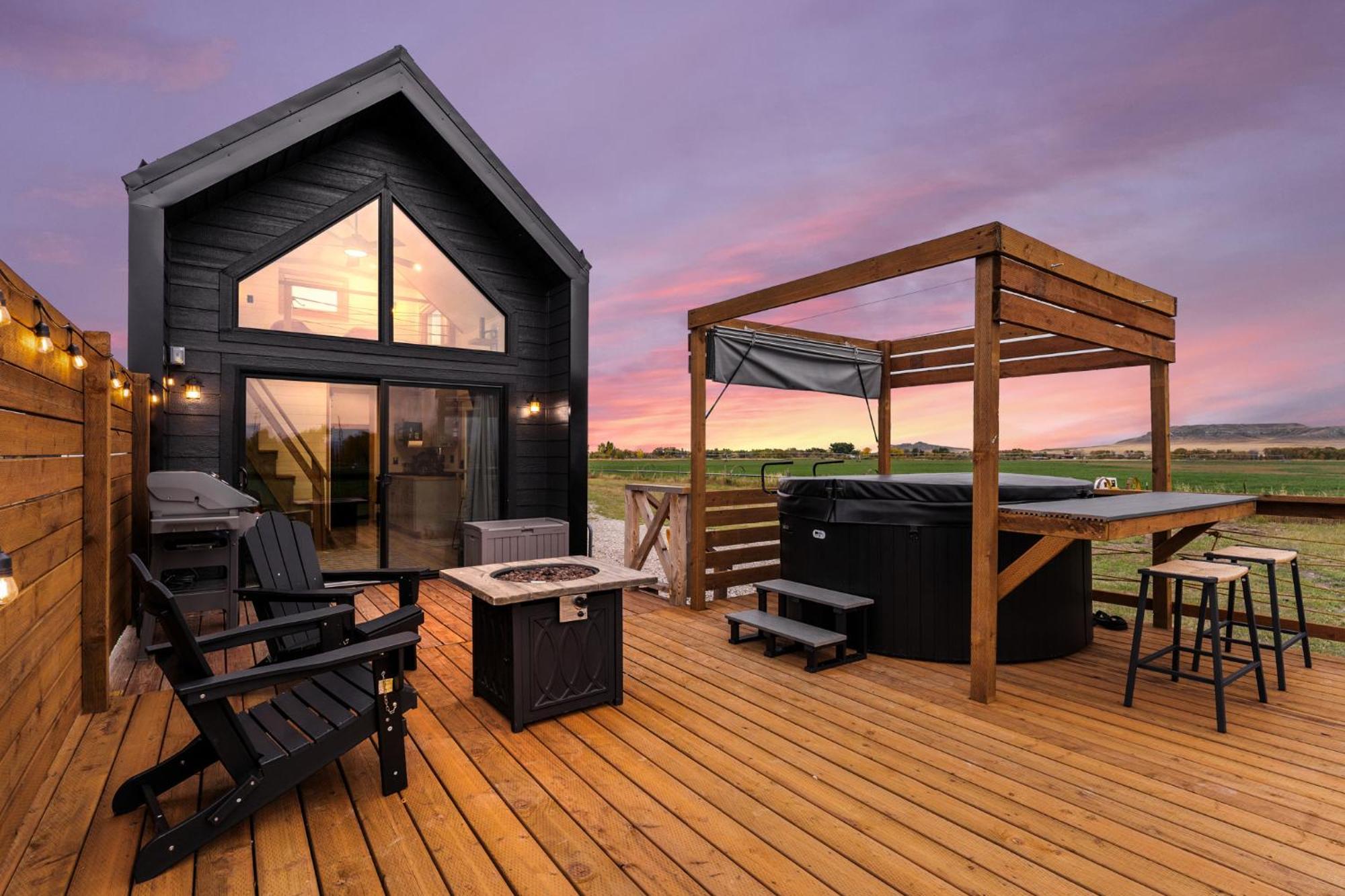 Modern Tiny Cabin, With Hot Tub In Choteau Mt Екстериор снимка