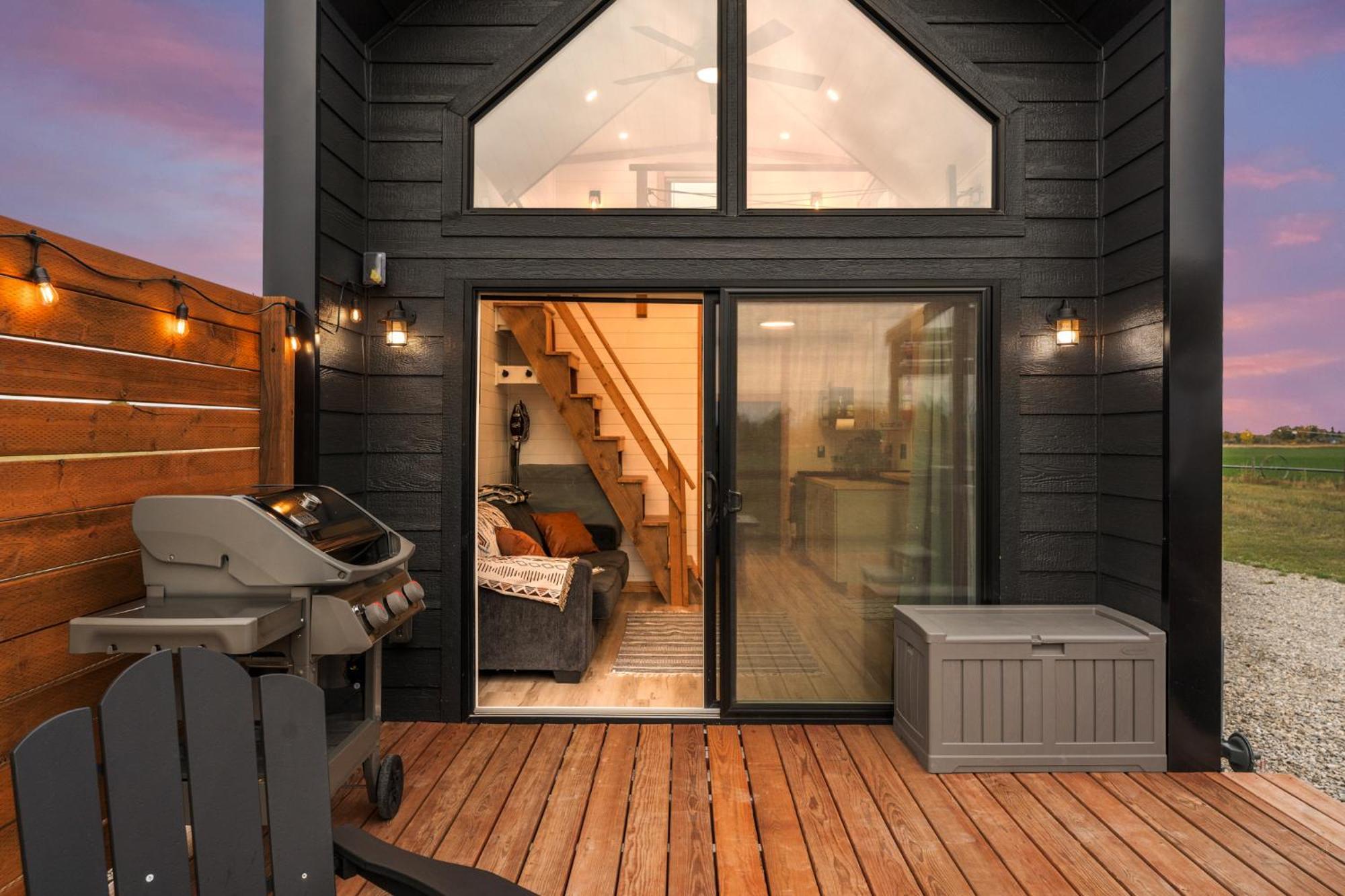 Modern Tiny Cabin, With Hot Tub In Choteau Mt Екстериор снимка