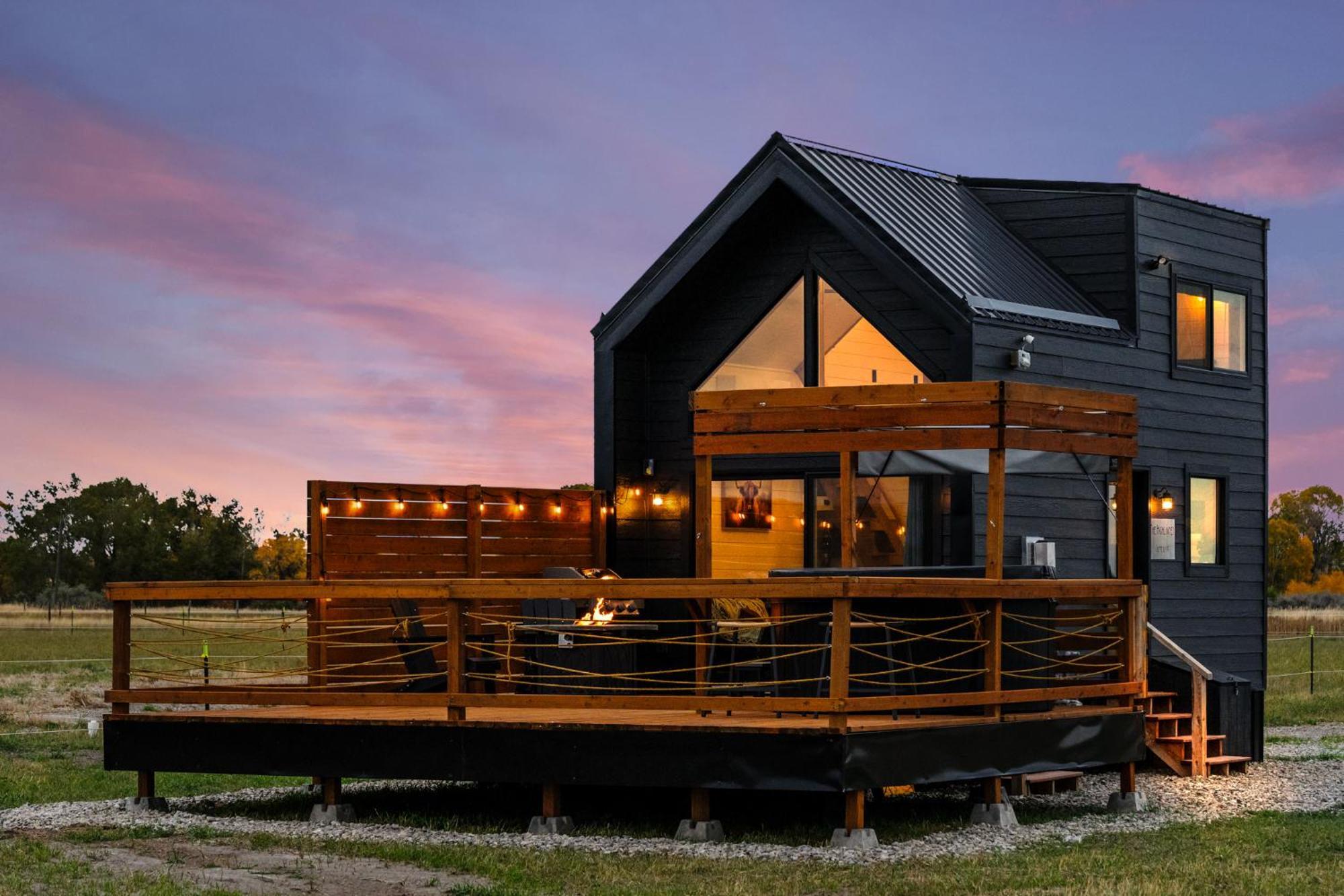 Modern Tiny Cabin, With Hot Tub In Choteau Mt Екстериор снимка