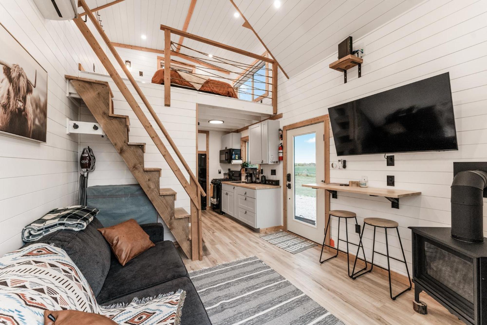 Modern Tiny Cabin, With Hot Tub In Choteau Mt Екстериор снимка