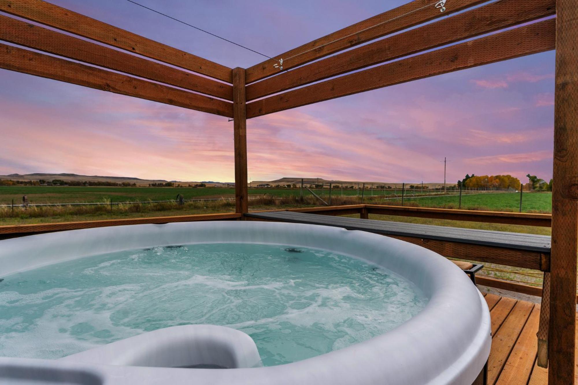 Modern Tiny Cabin, With Hot Tub In Choteau Mt Екстериор снимка