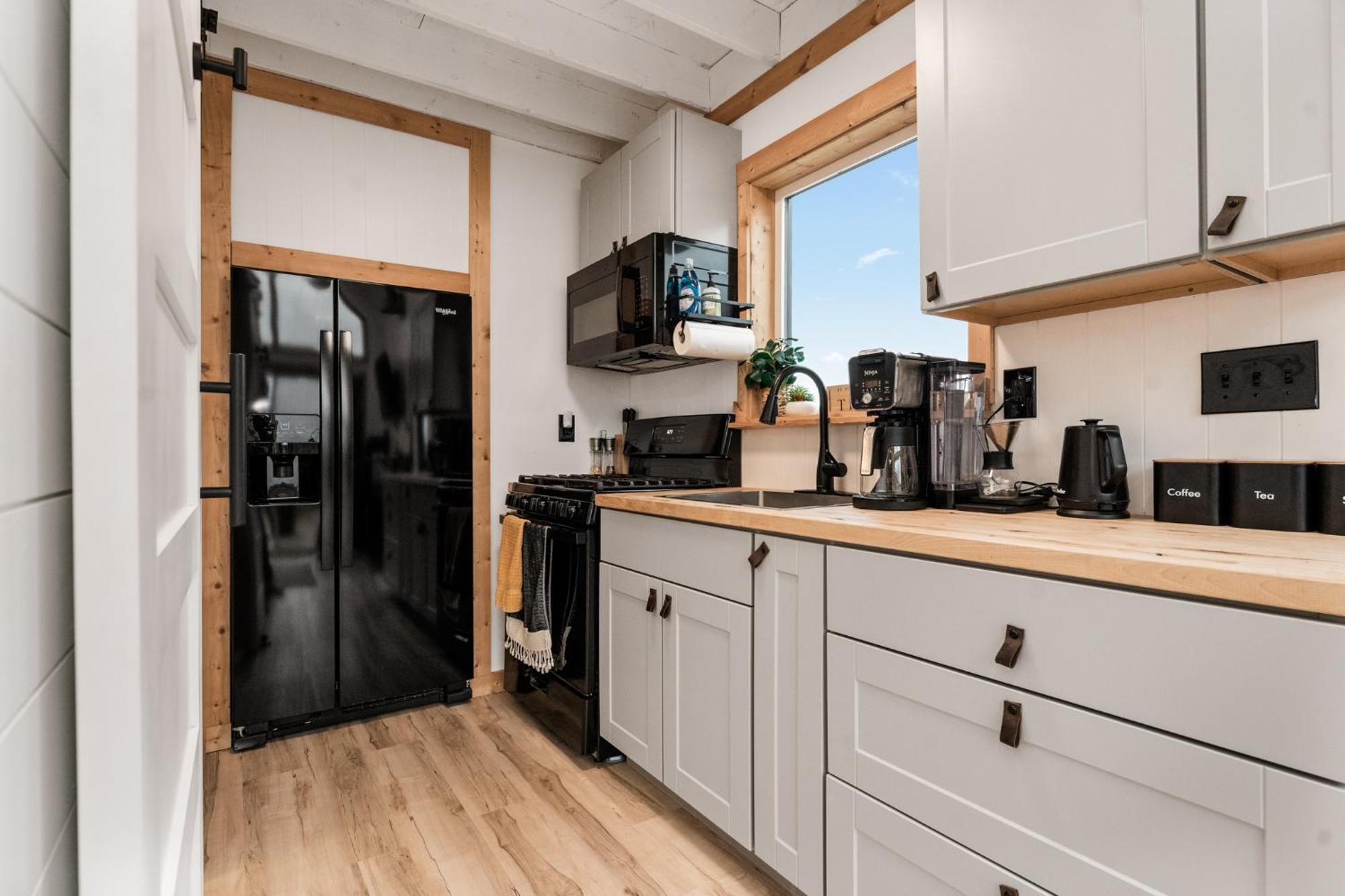 Modern Tiny Cabin, With Hot Tub In Choteau Mt Екстериор снимка